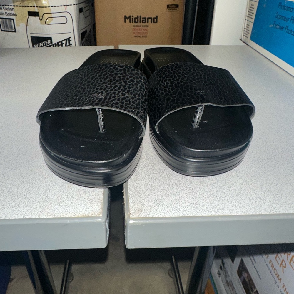 Donald Pliner - Fiji Slide Sandals - Picture 3 of 4